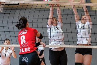 Den Aufstieg im Visier - Stark am Netz: Claudia Voigt (Mitte) und Katja Engelhardt vom SV Germania Hormersdorf wollen gegen Volkmarsdorf und Textima-Süd den Grundstein für den Aufstieg in die Sachsenliga legen.