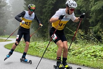 Den Besten auf den Fersen - Sächsische Youngster unter sich: Nick Schönfeld (VSC Klingenthal/links) nahm die anspruchsvollen Strecken in Oberwiesenthal hinter Tristan Sommerfeldt (WSC Erzgebirge Oberwiesenthal) in Angriff.