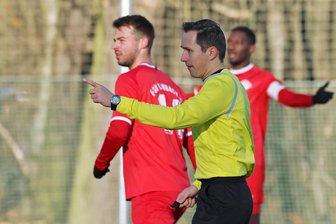 Den Bewertern über die Schulter geschaut: So arbeiten Schiedsrichter-Beobachter im Kreisverband Fußball Zwickau - Schaut genau hin, wird aber auch selbst beobachtet: Schiedsrichter Liam Raimer bei der Westsachsenligapartie zwischen Limbach-Oberfrohna und der SG Schönfels.