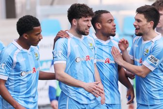 „Den einen musste ich um 9 Uhr noch wachklingeln“ – so erlebten die U19-Talente ihr Startelfdebüt gegen Jena - Konnte bei seinem Startelfdebüt gleich einen 4:1-Sieg über Jena feiern: der 19-jährige Aaron Mensah (l.).