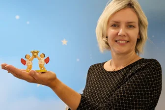 Den Engeln ganz nah: Erzgebirgerin erfüllt sich bei Wendt & Kühn ihren Kindheitstraum - Katja Findeisen präsentiert das Engelpaar, das fürs Jubiläum der Erlebniswelt neu aufgelegt wurde.