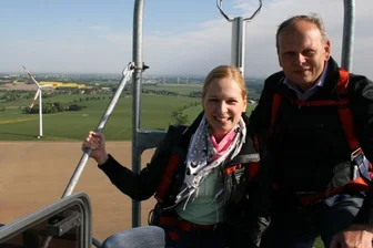 Rainer Sack und Tochter Mandy Bojack auf einer ihrer Windkraftanlagen in Weigmannsdorf