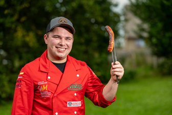 Den Fleischsommelier aus Eppendorf gefragt: Wie muss eine perfekte Bratwurst aussehen und schmecken? - Fleischsommelier Lucas Baumann von der Fleischerei Seifert in Eppendorf präsentiert eine perfekt gebratene Schweinsbratwurst. Er ist Mitglied in der Nationalmannschaft des Fleischer-Handwerks.