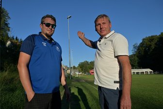 Den Fußballern des VfL Wildenfels geht künftig mehr als nur ein Licht auf - Patrick Hein (links), Vereinschef des VfL Wildenfels, und sein Stellvertreter Frank Kramer (rechts) freuen sich, dass künftig acht Flutlichmasten auch im Herbst und Winter ein Training auf dem Rasenplatz des Vereins zulassen.