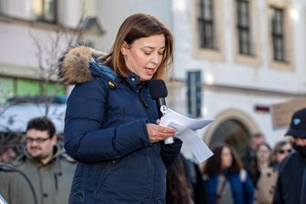 „Den Gossenjargon der AfD akzeptiere ich nicht“: Bundestagsvizepräsidentin Yvonne Magwas stellt Strafanzeigen - Yvonne Magwas bei ihrem Demo-Auftritt in Plauen. Sie kritisierte die AfD: „Sie hassen und sie hetzen, ohne Scham, ohne Gewissen, ohne Menschlichkeit.“