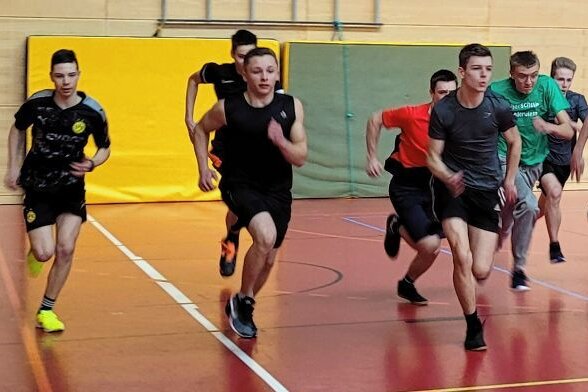 "Den Kindern und den Lehrern hat es Spaß gemacht" - Die Jungen der Altersklasse U15/16 beim Start des Rundenlaufes der Regionalmeisterschaft der Leichtathletik in Oederan. 