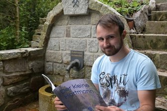 Den kleinen Hartmann gibt's wirklich - Jacob Schramm hat ein Kinderbuch geschrieben, in dem der Zaubertrunk aus der im Bild sichtbaren historischen Hartmannsdorfer Quelle eine große Rolle spielt. 