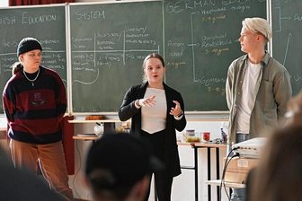 Den Lehrer duzen oder nicht: Finnen und Peniger vergleichen Schulsysteme ihrer Länder - Martta, Pihla und Johannes aus Finnland erklären am Freien Gymnasium in Penig die Vor- und Nachteile des finnischen Schulsystems.