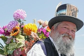 Den Mann mit den Blumen gab es wirklich - Bei Volksfesten wird der "Blumme-August" von Jürgen Albrecht (Foto) dargestellt.