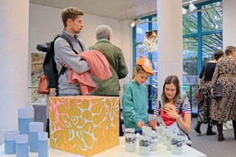 Den Menschen zugewandt: Die Neuen im Chemnitzer Künstlerbund - Die Eröffnung der Ausstellung des Künstlerbundes war gut besucht. Im Vordergrund Arbeiten von Ulrike Sandner und Susanne Weiß.