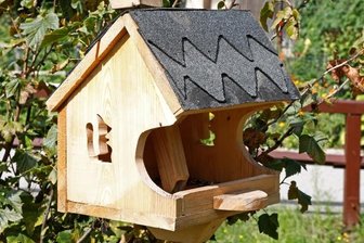 Den Stellmacher hält sein Handwerk jung - Auch Futterhäuschen baut der Handwerker aus Leidenschaft gern.