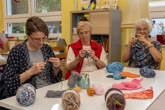 Den „Stricklieseln“ aus Falkenstein wird es nie zu bunt - Lust auf Handarbeiten? Melanie Ludwig (links) ist mit 41 Jahren die Jüngste im Club der vorwiegend älteren Damen. Von Erika Kellner und Erika Junker schaut sich Ludwig viele Kniffe ab. Junge Leute sind immer sehr willkommen.