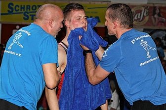 Den Trainern bleibt nur noch Kopfschütteln - Germanias Trainer Andre Backhaus (links) und Andy Schubert stellen Youngster Johannes Adler auf die zweite Runde ein, die er einmal mehr mit großem Kämpferherz absolvierte, aber am Ende unterlag.