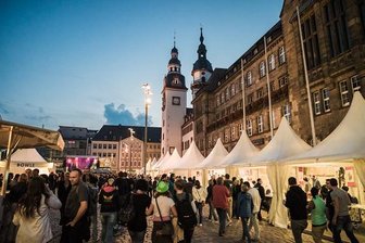 Den Trubel von oben bestaunen - Die Besucher können beim Stadtfest auf den Hohen Turm des Rathauses steigen und den Trubel von oben bestaunen.