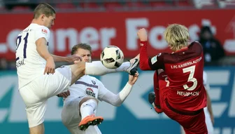 Den Veilchen schmeckt die Magerkost - Viel Hauruck, ganz wenig Spielfluss: So wie hier zwischen den Auern Adam Susac, Steve Breitkreuz sowie FCK-Verteidiger Tim Heubach ging es am Samstag häufig zu.