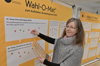 Den Wahl-O-Mat gibt‘s im Erzgebirge auch als analoge Variante - Der Wahl-O-Mat zum Aufkleben ist jetzt in Thalheim aufgebaut gewesen – im Bild Annett Mrowczynski aus Raschau.