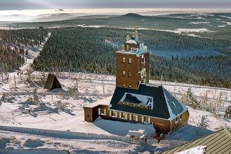 Blick vom Aussichtsturm des Fichtelberghauses auf die Wetterwarte, wie er sich vergangenen Winter bot. Am Mittwoch vor 100 Jahren wurde die Station eingeweiht.