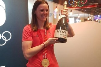 Ein Gläschen zur richtigen Zeit, dem ist Denise Herrmann nicht abgeneigt. Beim Empfang auf dem Flughafen wurde vorgesorgt.
