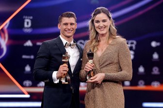Denise Herrmann-Wick erhält Auszeichnung von „Bergdoktor“ Hans Sigl – Wechselt die Olympiasiegerin und Weltmeisterin im Biathlon das Metier? - Die deutschen Sportler des Jahres 2023: Lukas Dauser und Denise Herrmann-Wick.