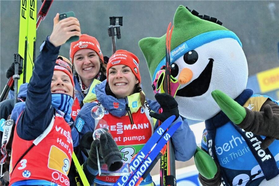 Denise Herrmann-Wick in Oberhof: Biathlon oder Baby? - Glückliche Girls: Sophia Schneider, Denise Herrmann-Wick, Hanna Kebinger (von links) und Vanessa Voigt (verdeckt) nach Staffelsilber. 