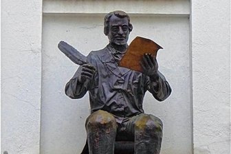 "Denk ich an Deutschland ..." - Mit den Beinen in der Luft: Die Heinrich-Heine-Statue im Innenhof des Heinrich-Heine-Instituts Düsseldorf gibt die Situation des Dichters im Deutschland seiner Zeit sinnfällig wieder.