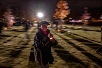 Denkanstöße und Gedenken bei Novembertagen in Zwickau - Vor zwei Jahren wurde zum Jahrestag des Selbstenttarnung des NSU an den Gedenkbäumen in Zwickau der Opfer des Terrortrios gedacht.