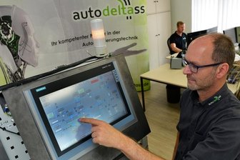 Denkfabrik geht neue Wege in der Automatisierung - Andreas Schulz, Leiter des Bereichs Anlagenbau, an einer Steuerung für ein Pumpwerk der Trinkwasserversorgung. 