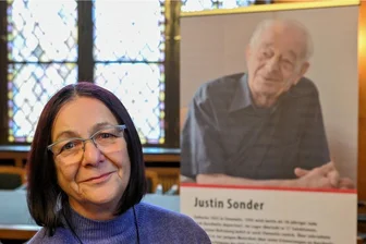 Denkmal für Auschwitz-Überlebenden Justin Sonder: "Hätte dem Vater gefallen" - Kerstin Claus, Tochter von Justin Sonder, vor einem Foto ihres 2020 verstorbenen Vaters. Die Idee eines Denkmals in Form einer Bank gefällt ihr. Gut sei, dass der Vater nicht auf einen Sockel gehoben werde. 