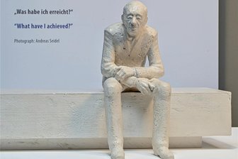 Denkmal für Chemnitzer Auschwitz-Überlebenden: Platz nehmen neben Justin Sonder - Das Model der Skulptur von Bildhauerin Julia Kausch zeigt Justin Sonder auf einer Bank sitzend. Lebensgroß soll die Skulptur auf dem Brühl aufgestellt werden.