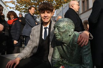 Denkmal für Chemnitzer Auschwitz-Überlebenden: Was Justin Sonders Urenkel davon hält - Zu den Gästen der Enthüllung zählten Angehörige der Familie Sonders wie Urenkel Jonathan Claus aus München.