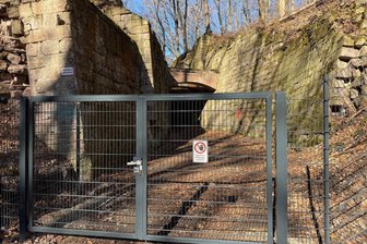 Denkmal hinter Gittern: Teufelsbrücken im Chemnitzer Zeisigwald gesperrt - Ein massiver Stahlzaun ersetzt seit Ende Januar den bisher immer wieder beiseite gerückten Bauzaun vor den Teufelsbrücken im Zeisigwald.