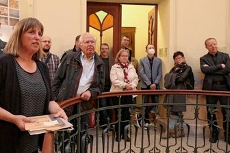 Denkmal-Historie wird mit Herzblut bewahrt - Katja Kircheis (links) führte die Teilnehmer des Treffens durch die Neukirchner Villa in Thalheim, die sie und ihr Mann aufwendig saniert haben. Katja Kircheis ist selbst ehrenamtliche Denkmalpflegerin. 