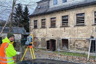 Denkmal in Not: Warum die Fachwelt nach Adorf blickt - Das Trampeli-Haus in Adorf wird seit vergangenem Jahr durch den Verein klassische Musik Adorf als neuen Eigentümer gerettet: Das barocke Haus am Markt war Wohnstatt berühmter Orgelbauer. 