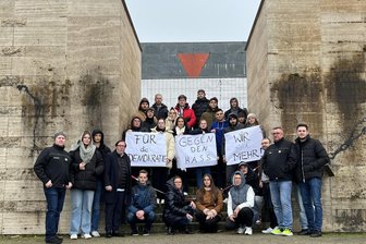 Denkmal-Schändung: VW-Auszubildende protestieren und Stadt Zwickau setzt Belohnung aus - VW-Auszubildende protestierten am Dienstag am Denkmal in Zwickau gegen dessen Schändung.