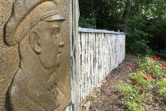 Denkmal: Stadt gibt nach drei Reparaturversuchen auf - Vom Schriftzug "Ernst Thälmann ist niemals gefallen" sind nur noch die Verankerungen am Betonsockel übrig geblieben.