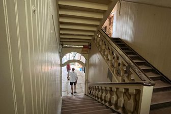 Denkmalgeschütztes Haus im Vogtland: Ist hier ein Geheimnis verborgen? - Die barocke Holztreppe im Rittergut Bösenbrunn ist einer der Untersuchungsstellen des Restaurators. Am profilierten Geländer wird nach historischen Farbfassungen gesucht.