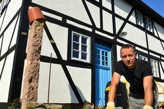 Denkmalpreis für Hainichener Weberhaus - September 2021: Tony Wagner vor dem Fachwerkhaus am Rahmenberg in Hainichen. Derzeit arbeitet er noch an einer Bruchsteinmauer. Für die Sanierung gab es nun den Denkmalpreis des Landkreises.
