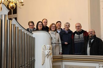 Denkmalschutz findet nichts Erhaltenswertes - Neuer Verein will neue Orgel bauen - Ein Teil der Mitglieder des neuen Vereins an der Thumer Orgel.