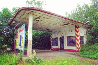 Denkmalschutz gegen Stadt: Wohin führt der Streit um Zwickauer Minol-Tankstelle? - Gepflegt wirkte die Tankstelle zuletzt nicht. Ein Abriss hätte aber auch nicht erfolgen dürfen.