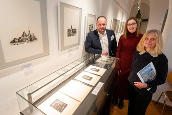 Denkmalschutz mit Leidenschaft: Vogtlandmuseum in Plauen zeigt Vermächtnis von Udo Müller - Sie organisierten die neue Ausstellung: Dagmar Groß (rechts, Denkmalschutzbehörde), Stefanie Gebler (Vogtlandmuseum) sowie Christoph Müller – der Sohn von Udo Müller.