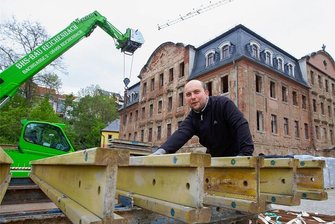 Denkmalschutz-Stiftung stellt weiteres Geld für Weisbachsches Haus in Aussicht - Die Umbauarbeiten im und am Weisbachschen Haus hat die Firma BHS Bau Reichenbach übernommen. Im Bild: Aimo Schwabe. Für das Projekt fließen 350.000 Euro von der Deutschen Stiftung Denkmalschutz.