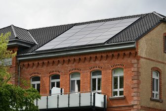 Denkmalschutz und Solarstrom: Wie beides in Augustusburg zusammenpassen kann - Beispielhaft: Die PV-Anlage auf dem Dach des denkmalgeschützten früheren Fabrikgebäudes in Geringswalde.