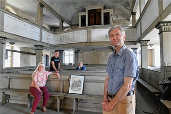 Denkmaltag: Frankenberger Rittergut liegt im Dornröschenschlaf - In Mittelsachsen wird der Tag des offenen Denkmals im 300-jährigen ehemaligen Schul-und Bethaus Bräunsdorf (Gemeinde Oberschöna) um 10 Uhr eröffnet. Der Verfall des leerstehenden Denkmals ist durch viel Engagement verhindert worden. Im Bild von links Sabine Schneider, Peter Creißl, stellv. Kulturvereinsvorsitzender, Maren Heißenberg und Vorsitzender Falk- Uwe Langer. Foto: Eckardt Mildner