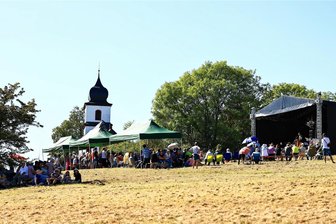 Denkwürdiger Open-Air-Gottesdienst mit Konzert an der Wallfahrtskirche Santa Klara in Heinersgrün - 300 bis 350 Besucher kamen am Samstag zum Gottesdienst mit Konzert an die Wallfahrtskirche Santa Klara.