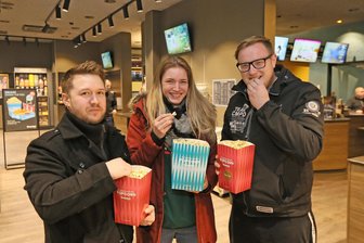 Denn sie wissen nicht, was sie anschauen: Wie sich jeden Montag Zwickauer im Kino treffen, ohne den Film zu kennen - Ein fester Termin im Wochenkalender: Nico Schlecht (li.), Melanie Ott und Michael Dietrich treffen sich fast jeden Montag zur „Sneak Preview“ im Zwickauer Kino.
