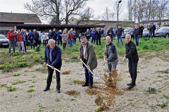 Dennheritz bekommt neuen Festplatz: Warum es einen Bonus der Baufirma gibt - Planer René Stoll, Patrick Haupt von der Baufirma, Götz Müller von der Stadtverwaltung Meerane und Bürgermeister Frank Taubert (von rechts) beim ersten Spatenstich. 