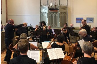 Dennheritz: Ensemble Amadeus beendet Orchesterreise - Dirigiert wird das Ensemble Amadeus von Orchesterleiter Normann Kästner.