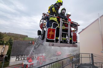 Dennheritz: Feuerwehrleute meistern simulierten Kellerbrand in der Kita - Bei der Übung der Dennheritzer Wehr kam auch die Crimmitschauer Drehleiter zum Einsatz.