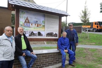 Dennheritz hält mit Tafeln die Erinnerung an alte Gebäude wach - Chronist Joachim Schnabel, Heimatvereins-Chef Peter Groß sowie Jens Dörr und René Hansel vom Bauhof (von links) bei der Einweihung. 