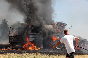 Dennheritz/Schneeberg: Mähdrescher und Felder in Flammen - Die riesige Rauchsäule konnte man bis hin zur A 4 und zur B 93 sehen.